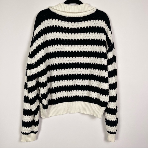 Blue Blush White Black Sweater Open Collar V Neck women’s sz Medium - Picture 3 of 8